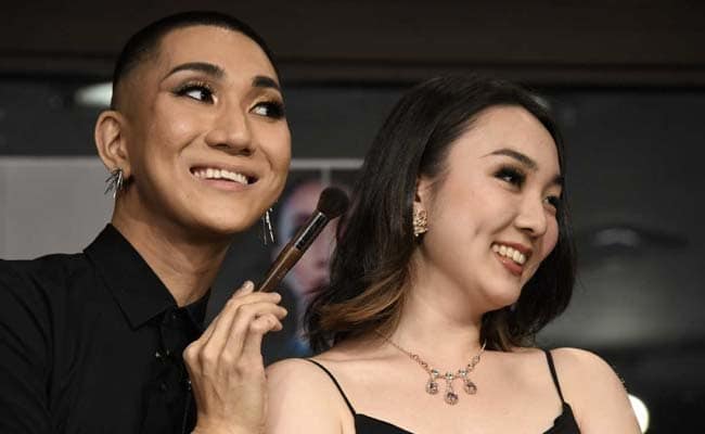 Meet the Buddhist monk main double lifestyles as a make-up artist