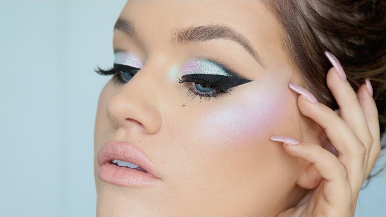 How to put on holographic make-up