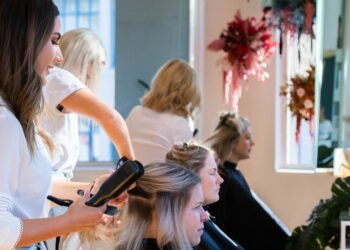 The Uber-fashion cell barber store delivering haircuts to doorsteps across London