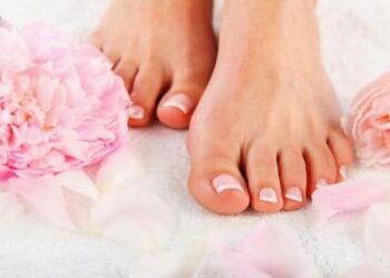 Pros and Cons of Selling Feet Pics